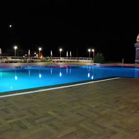 ゲストハウス Seafront Dome Central & Anchor Restaurant & Casino キレニア