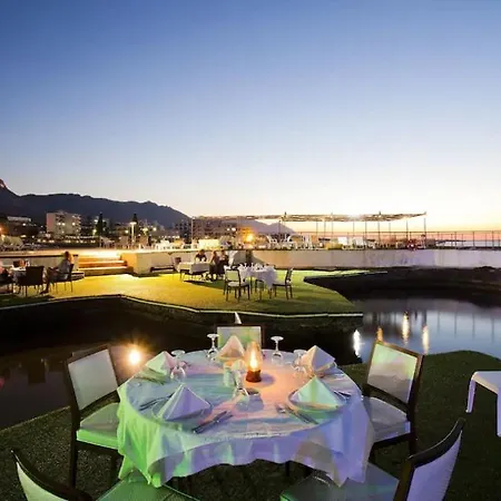 Seafront Dome Central & Anchor Restaurant & Casino ゲストハウス