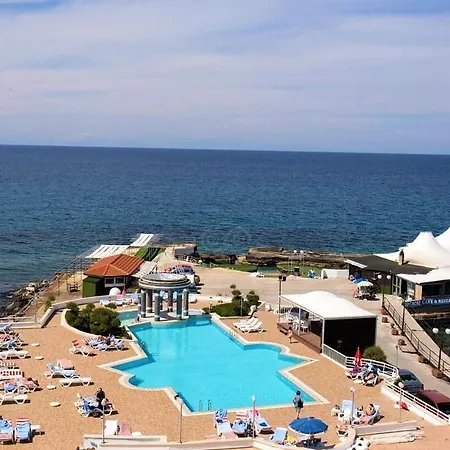 Seafront Dome Central & Anchor Restaurant & Casino ゲストハウス キレニア