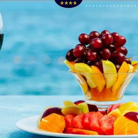 Seafront Dome Central & Anchor Restaurant & Casino ゲストハウス 4*
