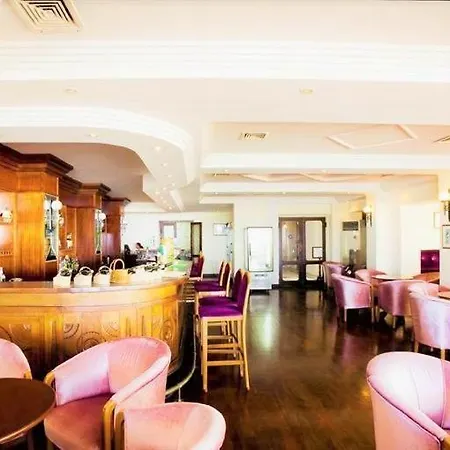 Seafront Dome Central & Anchor Restaurant & Casino キレニア